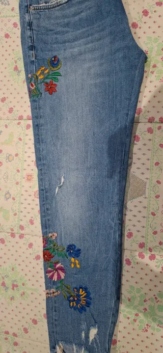 Pantalón vaquero bordado floral