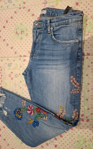 Pantalón vaquero bordado floral