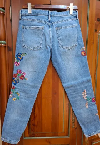 Pantalón vaquero bordado floral