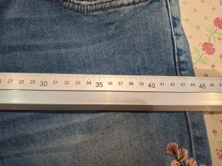 Pantalón vaquero bordado floral