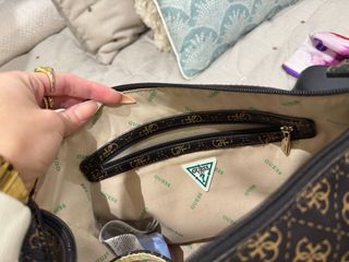 Bolso Guess Monogram Marrón y Beige