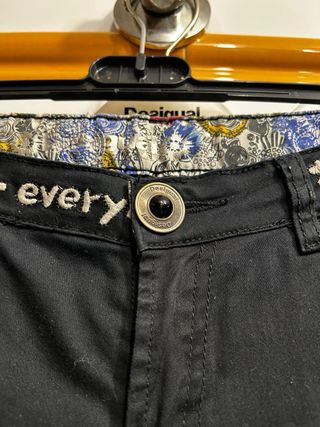 Pantalones Desigual negros con flor