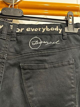 Pantalones Desigual negros con flor