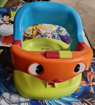 Asiento de bebé con diseño divertido.