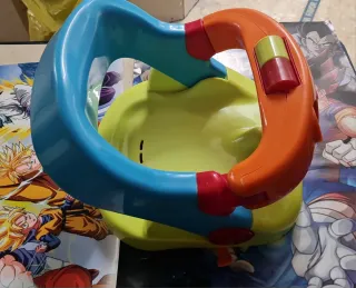 Asiento de bebé con diseño divertido.