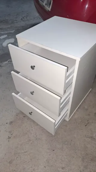 Cajonera mesita de noche blanca con ruedas