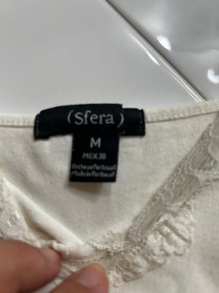 Pantalón beige Mango y camiseta lencera Sfera