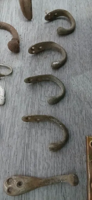 Perchas, cierres y tiradores antiguos de metal