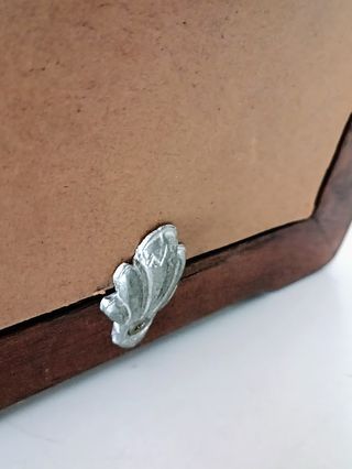 Moldura nova em madeira com aplicações em estanho