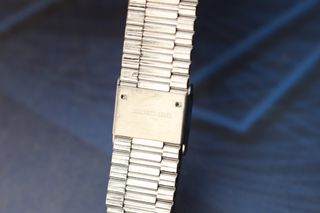 03. Correa acero inox. Armis. 20 mm. Acabado alterno liso y relieve. Cierre tipo pulsera.