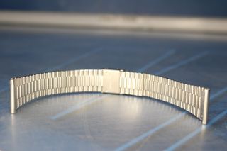 03. Correa acero inox. Armis. 20 mm. Acabado alterno liso y relieve. Cierre tipo pulsera.