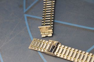 02. Correa acero inox. Armis. Plateada con detalles dorados. 18 mm. Cierre tipo pulsera.