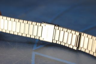 02. Correa acero inox. Armis. Plateada con detalles dorados. 18 mm. Cierre tipo pulsera.