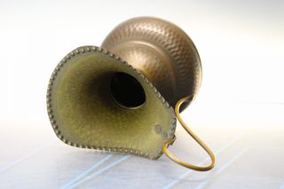 Jarra de bronce o latón martillado.
