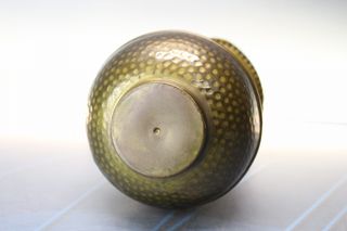 Jarra de bronce o latón martillado.