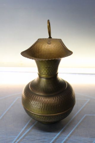 Jarra de bronce o latón martillado.