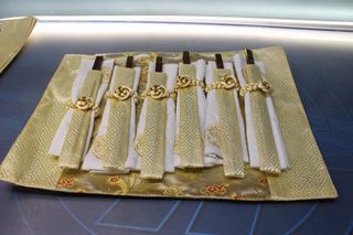 Manteles individuales dorados japoneses, servilletas, servilleteros y funda palillos.