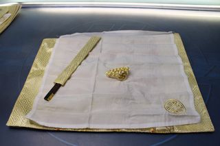 Manteles individuales dorados japoneses, servilletas, servilleteros y funda palillos.