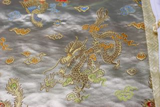 Manteles individuales dorados japoneses, servilletas, servilleteros y funda palillos.