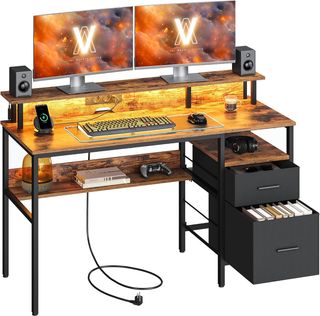 Escritorio para Computadora Con Cajones de Tela, Soporte para Monitor, Luces LED y Tomas de Corriente, 55 X 135 X 90 Cm, 2 Puertos USB-A, Marrón Vintage LWD094K02