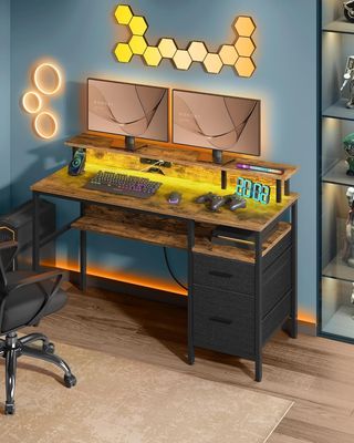 Escritorio para Computadora Con Cajones de Tela, Soporte para Monitor, Luces LED y Tomas de Corriente, 55 X 135 X 90 Cm, 2 Puertos USB-A, Marrón Vintage LWD094K02