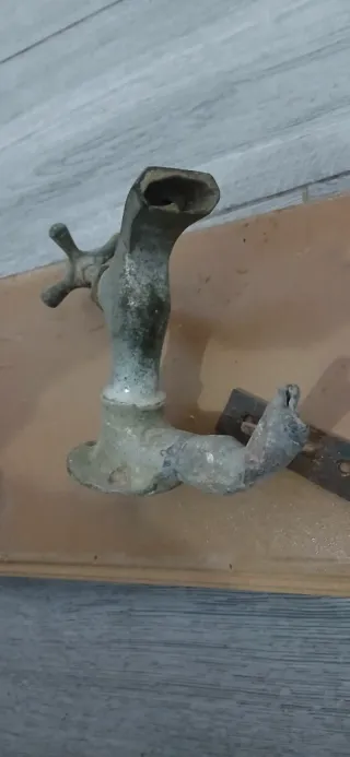 Grifo antiguo de latón