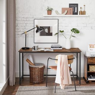 Escritorio para Computadora, Estación de Trabajo, 60 X 135 X 76 Cm, Escritorio de Oficina, Estudio Dormitorio Sala de Estar, Marrón Vintage y Negro Tinta LWD043B01