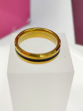 Anillo acero dorado con linea negra fina T18