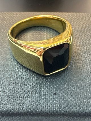 Anillo acero dorado con piedra negra cuadrada T17