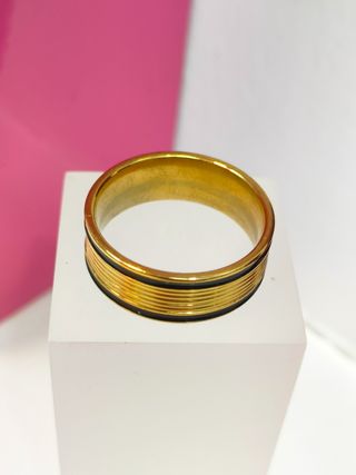 Anillo acero dorado con dos lineas negras en los bordes T21