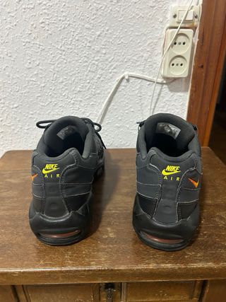 Nike Air Max 95 Negro Naranja