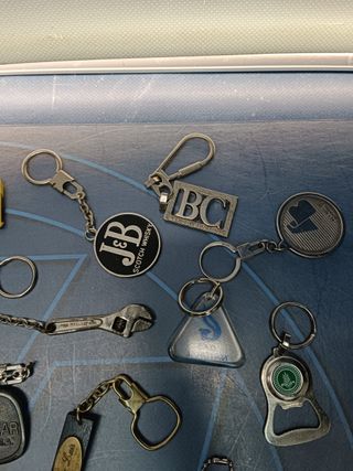 18 llaveros LOGOS, bancos, motor, y mas