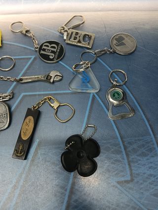 18 llaveros LOGOS, bancos, motor, y mas