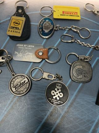 18 llaveros LOGOS, bancos, motor, y mas