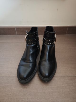 Botines negros Stradivarius con tachuelas doradas