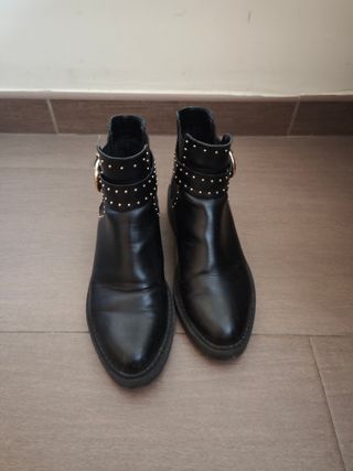 Botines negros Stradivarius con tachuelas doradas