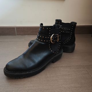 Botines negros Stradivarius con tachuelas doradas