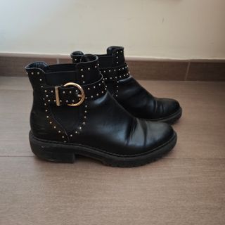 Botines negros Stradivarius con tachuelas doradas