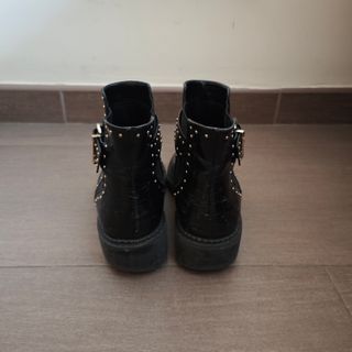 Botines negros Stradivarius con tachuelas doradas