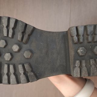 Botines negros Stradivarius con tachuelas doradas