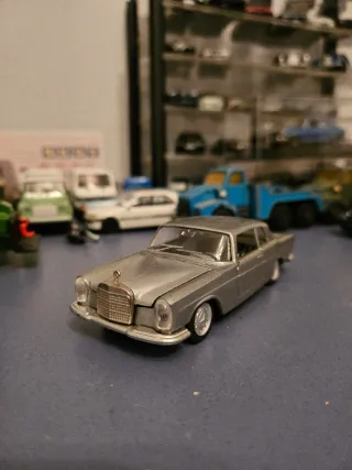 Mercedes 250 1/43 Pilen