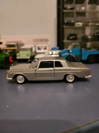Mercedes 250 1/43 Pilen