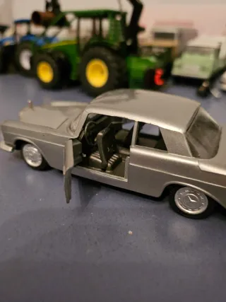Mercedes 250 1/43 Pilen