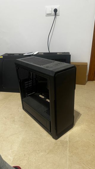 Caja PC Negra (con detalles)