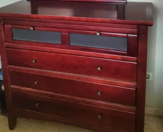 Cómoda/espejo y mesitas de madera maciza color cao