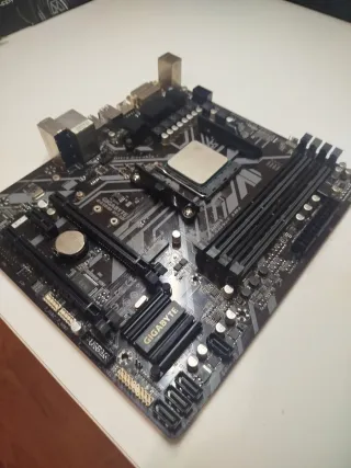Placa Base Gigabyte B450M + Ryzen 5 1400