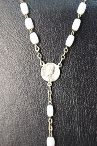 Rosario pequeño, infantil con cuentas blancas ¿nácar?