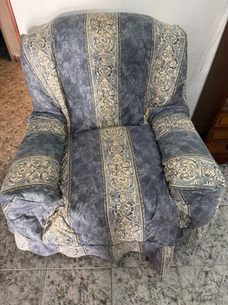 Sillón antiguo marrón con estampado floral