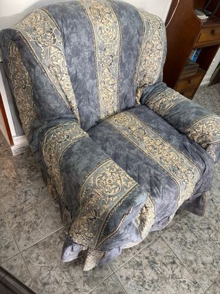 Sillón antiguo marrón con estampado floral