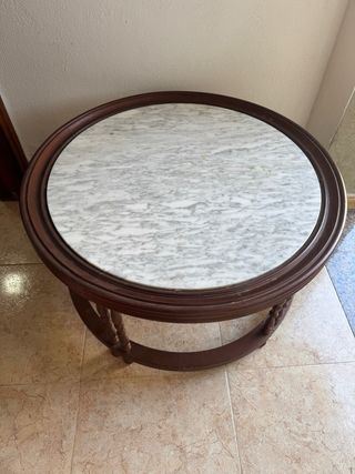 Mesa redonda con tapa de mármol